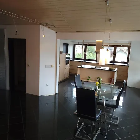 Helle Gemuetliche Dg Wohnung, 88qm, Klimatisiert Apartament *