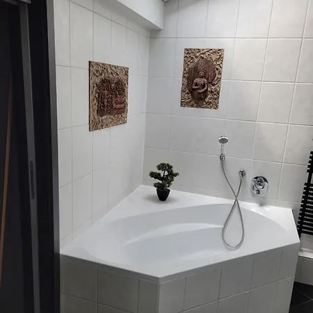 Helle Gemuetliche Dg Wohnung, 88qm, Klimatisiert Apartmán