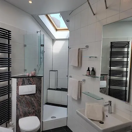 Helle Gemuetliche Dg Wohnung, 88qm, Klimatisiert Apartmán *